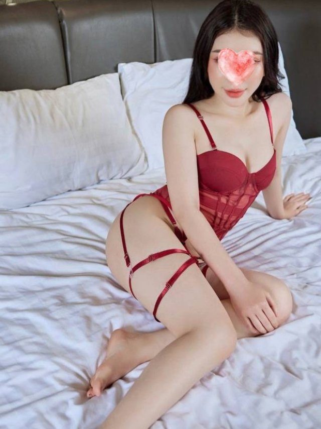 Linh Chi có mắt sáng và môi mọng gợi cảm